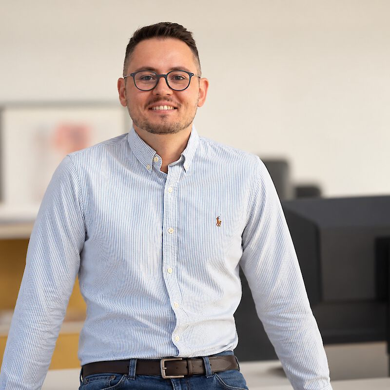 Patrick Meinel, CEO der Corporate Finance Group an seinem Schreibtisch